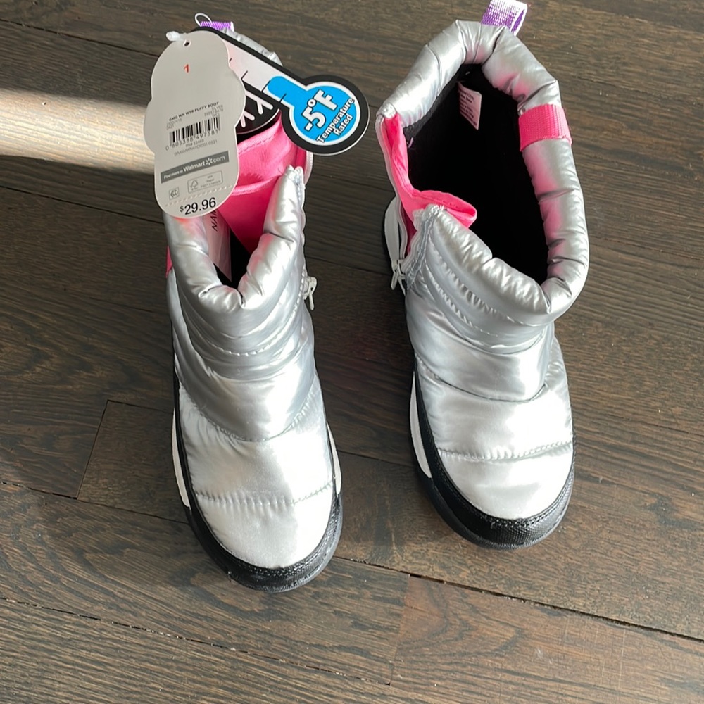 Little girl snow boots size 1. New with tags!